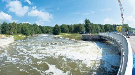 Kontrollierte Flut. Wassermassen ergießen sich aus dem Becken der Talsperre Spremberg in die Spree. Seit Dienstag werden 30 Kubikmeter Wasser pro Sekunde abgelassen.