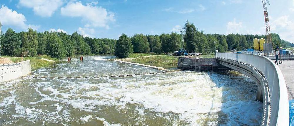 Kontrollierte Flut. Wassermassen ergießen sich aus dem Becken der Talsperre Spremberg in die Spree. Seit Dienstag werden 30 Kubikmeter Wasser pro Sekunde abgelassen.