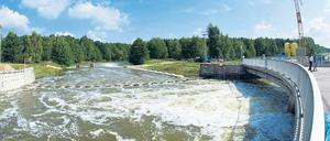 Kontrollierte Flut. Wassermassen ergießen sich aus dem Becken der Talsperre Spremberg in die Spree. Seit Dienstag werden 30 Kubikmeter Wasser pro Sekunde abgelassen.