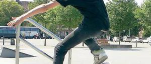 Rollen, springen, stehenbleiben. Beim Skaterworkshop auf dem Bassinplatz ging es genau um diese Fähigkeiten.