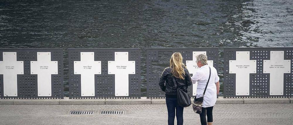 Das Bild von der Teilung. Wie hier im Berliner Parlamentsviertel wird an mehreren Stellen in der Stadt an die Menschen erinnert, die ihre Flucht aus Ost-Berlin in den Westen mit dem Leben bezahlten.
