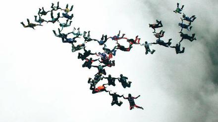 Im freien Fall. 38 Springer bildeten in der Luft ein dreigliedriges Mühlenblatt unter ihnen mehrere Berliner und Potsdamer