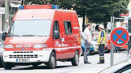 Im Einsatz. Die Stargarder Straße in Prenzlauer Berg wurde nach der Entdeckung von Radioaktivität in der Fahrbahn teilweise abgesperrt.