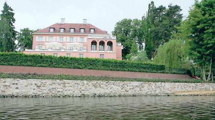 Mit Weg und Mini-Strand. Blick auf die Churchill-Villa genannte Villa Urbig, die SAP-Mitgründer und Milliardär Hasso Plattner erworben hat. Der Uferstreifen ist öffentlich, wenn auch durch die anderen Sperrungen nicht zugänglich. Am Wasser soll der Hauseigentümer einen Mini-Sandstrand aufgeschüttet haben (r.).