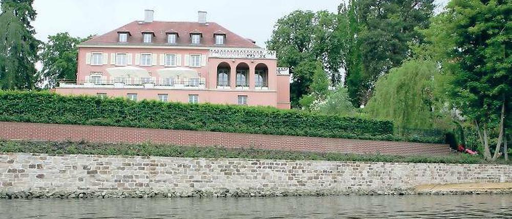 Mit Weg und Mini-Strand. Blick auf die Churchill-Villa genannte Villa Urbig, die SAP-Mitgründer und Milliardär Hasso Plattner erworben hat. Der Uferstreifen ist öffentlich, wenn auch durch die anderen Sperrungen nicht zugänglich. Am Wasser soll der Hauseigentümer einen Mini-Sandstrand aufgeschüttet haben (r.).