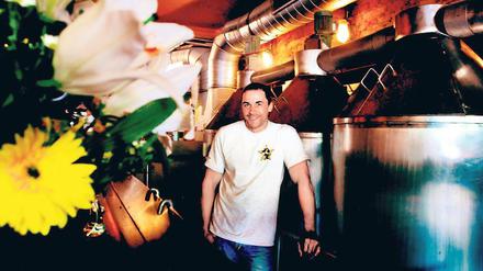 Mann mit Hopfen und Malz. Braumeister Thorsten Schoppe betreibt in Neukölln eine kleine Brauerei mit angeschlossener Kneipe. Im Brauhaus an der Straße Hasenheide 69 werden die Biere Heller Stern, Dunkler Stern und Stern Weisse hergestellt.