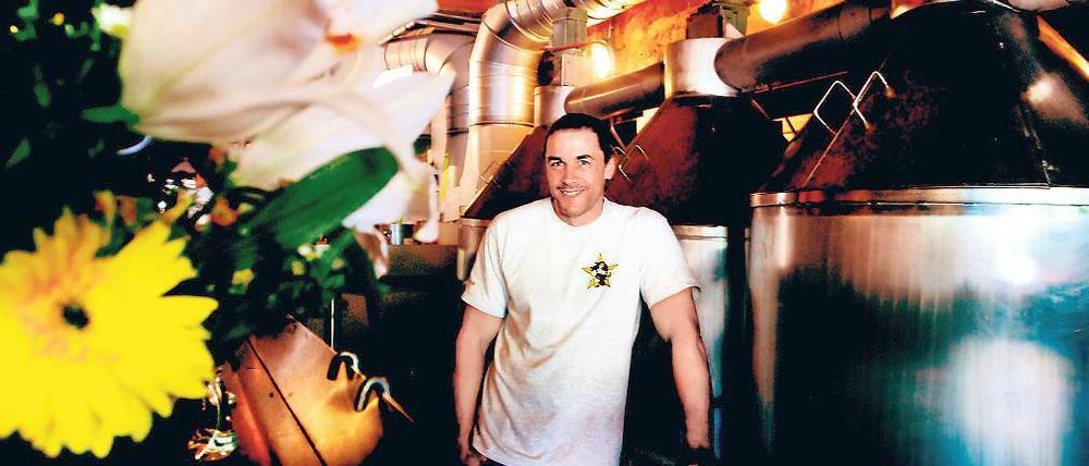 Mann mit Hopfen und Malz. Braumeister Thorsten Schoppe betreibt in Neukölln eine kleine Brauerei mit angeschlossener Kneipe. Im Brauhaus an der Straße Hasenheide 69 werden die Biere Heller Stern, Dunkler Stern und Stern Weisse hergestellt.