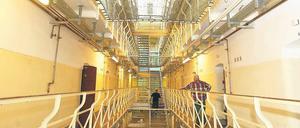 Aus der Haft in die Freiheit. Justiz und Polizei bereiten sich darauf vor, dass sieben als gefährlich geltende Kriminelle aus dem Tegeler Gefängnis entlassen werden.