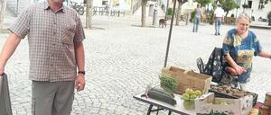 Der letzte Händler. Auf Teltows Wochenmarkt herrscht gähnende Leere, nur Burkhard Schramm ist geblieben.