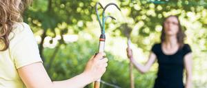 Streit am Gartenzaun. Wenn zwei sich wortlos gegenüberstehen, ist schon viel verloren.
