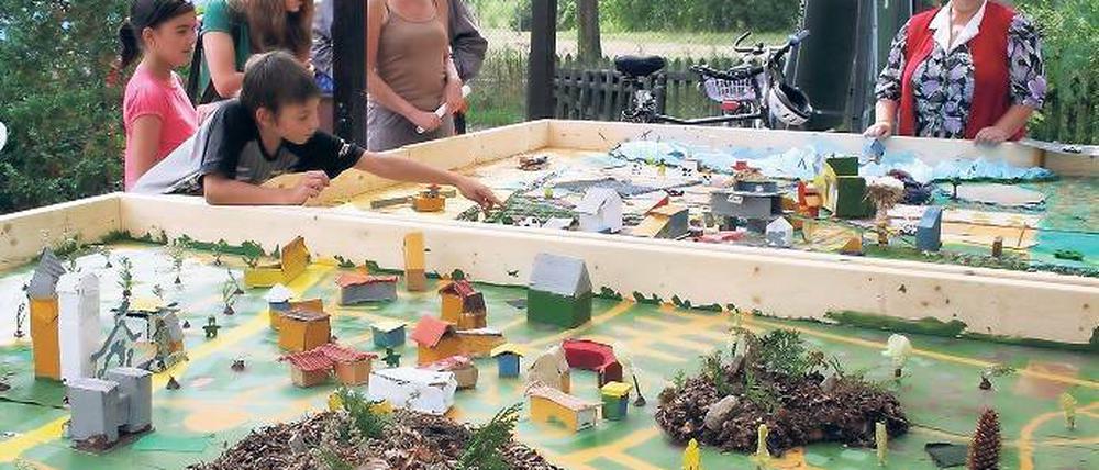 Ein Modell ihrer Wohnorte Golm und Eiche bastelten Hortkinder im Jugendfreizeitladen am Kuhforter Damm 2. Zwei Gruppen schafften sich in jeweils siebentägiger Arbeit mit Säge und Hammer , um die Sehenswürdigkeiten wie die drei Kirchen darzustellen.