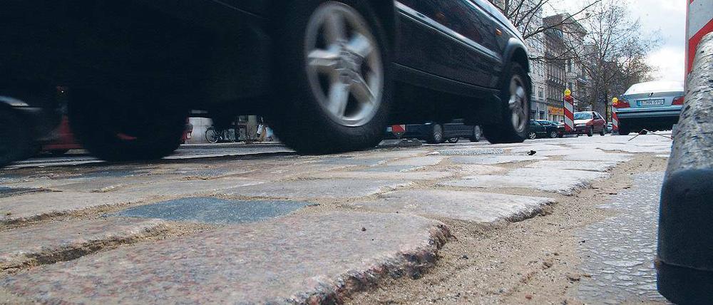 Mangelwirtschaft. Etwa 51 Millionen Euro jährlich sind laut Experten für den Erhalt von Brandenburgs Straßen erforderlich. 2010 stünden aber nur 32 Millionen Euro zur Verfügung. Die Haushaltssperre gebe den Straßen den Rest, meinen Ingenieure.