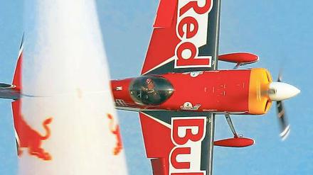 Sieger von Barcelona 2006. Peter Besenyei (Ungarn) umfliegt in seinem einmotorigen Flugzeug einen blau-weißen Pylon. Für das Flugspektakel Red Bull Air Race auf dem Lausitzring sind zahlreiche Sicherheitsauflagen erteilt worden.