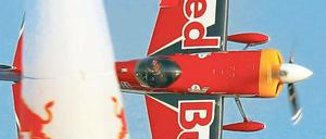Sieger von Barcelona 2006. Peter Besenyei (Ungarn) umfliegt in seinem einmotorigen Flugzeug einen blau-weißen Pylon. Für das Flugspektakel Red Bull Air Race auf dem Lausitzring sind zahlreiche Sicherheitsauflagen erteilt worden.