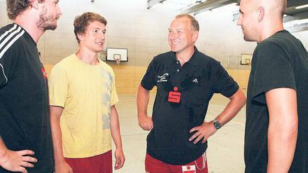 Mitten in der Saisonvorbereitung. Potsdams VfL-Trainer Rüdiger Bones im Gespräch mit seinen Spielern Lars Melzer, Florian Schugardt und Enrico Bolduan (v. l.).