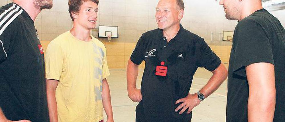 Mitten in der Saisonvorbereitung. Potsdams VfL-Trainer Rüdiger Bones im Gespräch mit seinen Spielern Lars Melzer, Florian Schugardt und Enrico Bolduan (v. l.).