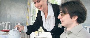 Immer von rechts! Hier serviert die Gräfin von Hardenberg noch persönlich.