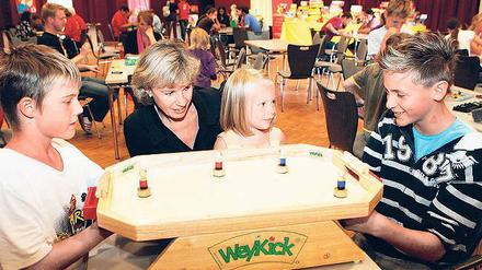 Junge Zocker. Alesandro und Daniel spielten bei den Stadt-Spiel-Tagen im Treffpunkt Freizeit Weykick. Das ist ein Tischfußballspiel mit Magnetkraft. Rund unterschiedliche 400 Spielideen hatten die Organisatoren am Wochenende im Gepäck.