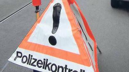 Präsenz zeigen: Mit massiven Kontrollen wie hier in der Charlottenstraße hat die Polizei in Potsdam am Samstag den ganzen Tag über die Rocker-Szene überwacht. Mitglieder der Szene wurden minutenlang durchsucht.
