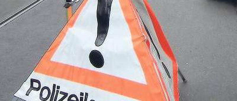 Präsenz zeigen: Mit massiven Kontrollen wie hier in der Charlottenstraße hat die Polizei in Potsdam am Samstag den ganzen Tag über die Rocker-Szene überwacht. Mitglieder der Szene wurden minutenlang durchsucht.