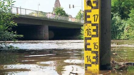 Planmäßiger Abfluss. Der Pegel der Spree stand am Dienstag in Cottbus bei etwas mehr als 13,5 Metern. Die Schleusentore der Talsperre Spremberg sind geöffnet worden, um die Fluten kontrolliert ablaufen zu lassen.