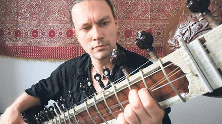 Den Sonnenuntergang feiern. Sebastian Dreyer an der Sitar.