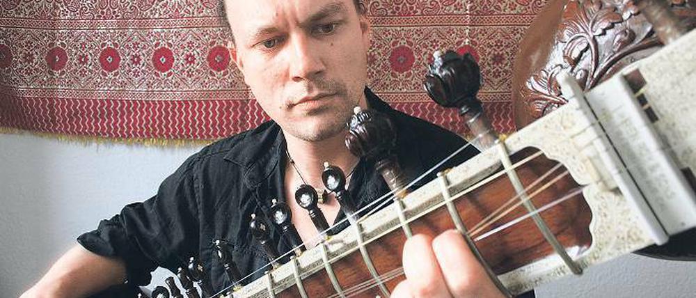 Den Sonnenuntergang feiern. Sebastian Dreyer an der Sitar.