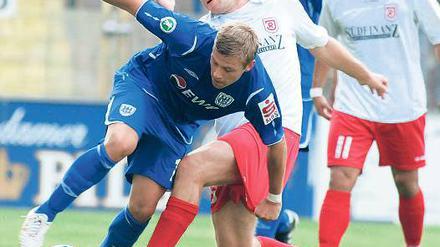 Kein Durchkommen. Der SV Babelsberg 03 hier versucht sich Guido Kocer (links) gegen Petr Stoilov durchzusetzen unterlag daheim Jahn Regensburg mit 0:1.