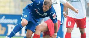 Kein Durchkommen. Der SV Babelsberg 03  hier versucht sich Guido Kocer (links) gegen Petr Stoilov durchzusetzen  unterlag daheim Jahn Regensburg mit 0:1.