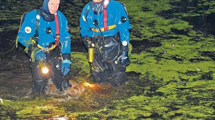 Verdacht. Die Polizei suchte bereits in der Nacht den Teich ab.