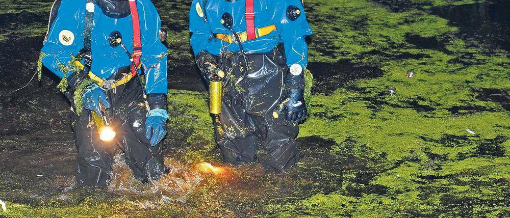 Verdacht. Die Polizei suchte bereits in der Nacht den Teich ab.