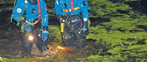 Verdacht. Die Polizei suchte bereits in der Nacht den Teich ab.