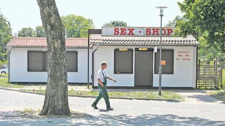 Die Rolläden am Sex-Shop sind unten. Nachdem sich Gemeinde und Betreiber geeinigt haben, werden sie auch nicht mehr hochgehen: Der Bau wird abgerissen.