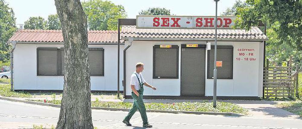 Die Rolläden am Sex-Shop sind unten. Nachdem sich Gemeinde und Betreiber geeinigt haben, werden sie auch nicht mehr hochgehen: Der Bau wird abgerissen.