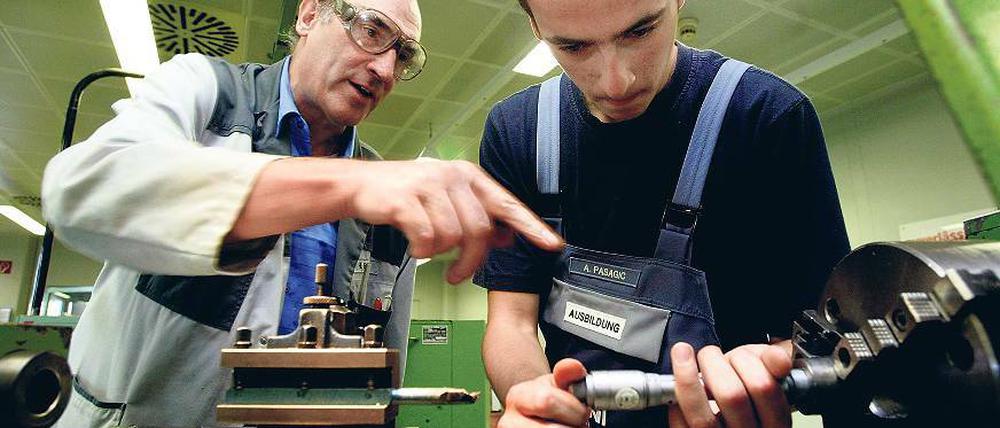 Azubi-Kollegen an der Drehmaschine gesucht. Auch in früher hoch nachgefragten Bereichen wie der Automobilbranche gibt es in diesem Jahr noch freie Stellen. Sechs Kfz-Mechatroniker-Lehrlinge werden von Potsdamer Lehrbetrieben noch gesucht. 