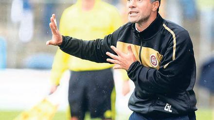 Gino Lettieri (43) ist seit 9. Februar dieses Jahres Trainer des Fußball-Drittligisten SV Wehen Wiesbaden. Der Italiener führte den einstigen Zweitligisten im Frühjahr auf Tabellenplatz 15 und krempelte die Mannschaft anschließend völlig um.