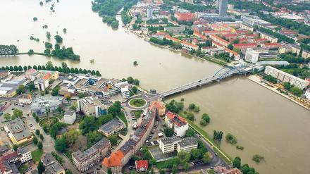 Gegen Fluten gewappnet. Matthias Freude, Präsident des Landesumweltamtes Brandenburg, vor einer mobilen Hochwasserschutzwand am Ufer der Oder in Frankfurt (Oder).