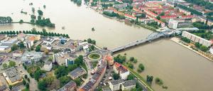 Gegen Fluten gewappnet. Matthias Freude, Präsident des Landesumweltamtes Brandenburg, vor einer mobilen Hochwasserschutzwand am Ufer der Oder in Frankfurt (Oder).