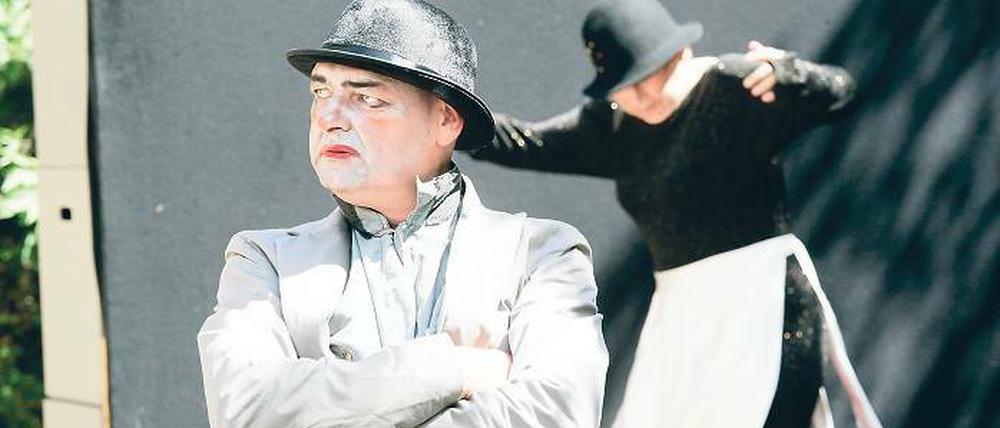 Immer Ärger mit der Herrschaft. Johanna Lesch und Teo Vadersen, die das Diener-Paar Charis und Sosias in Kleists Komödie Amphitryon im August im Q-Hof geben werden.