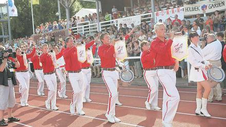 Leider keinen Weltmeistertitel, aber zwei zweite Plätze konnte der Potsdamer Fanfarenzug hier beim Ausmarsch aus dem Stadion erringen.