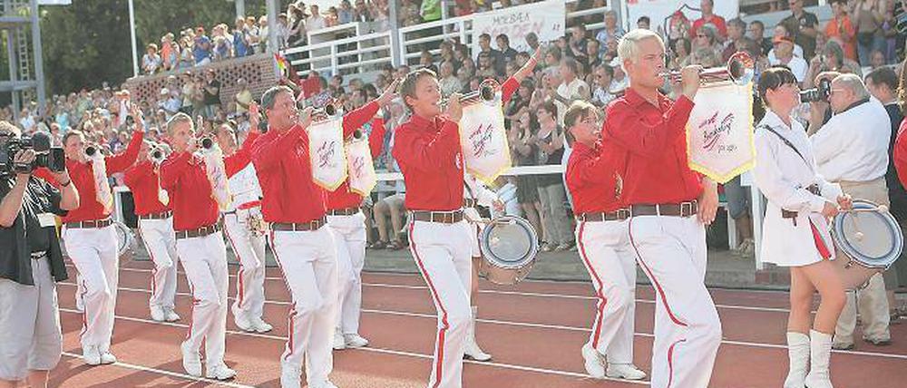 Leider keinen Weltmeistertitel, aber zwei zweite Plätze konnte der Potsdamer Fanfarenzug  hier beim Ausmarsch aus dem Stadion  erringen.