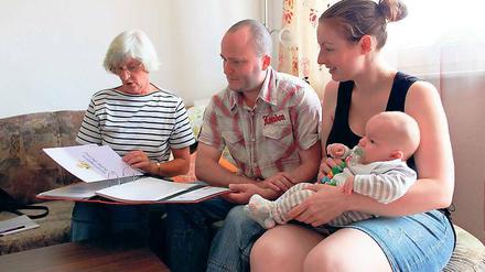 Premiere. Regina Breyer (l.) besuchte gestern als Baby-Begrüßungsdienst erstmals eine junge Beelitzer Familie. Katharina Aliènor Schöneberg ist drei Monate jung. Mama Sarah Breyne stammt ursprünglich aus Paris, Papa Thomas Schöneberg ist gebürtiger Beelitzer.