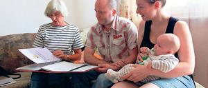 Premiere. Regina Breyer (l.) besuchte gestern als Baby-Begrüßungsdienst erstmals eine junge Beelitzer Familie. Katharina Aliènor Schöneberg ist drei Monate jung. Mama Sarah Breyne stammt ursprünglich aus Paris, Papa Thomas Schöneberg ist gebürtiger Beelitzer.