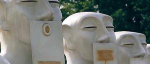 Die Botschafter des Schweigens in der Schiffbauergasse.