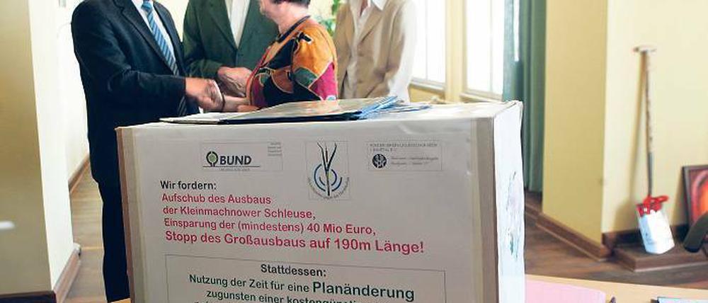 Ganz oben auf dem Aktenberg: Eine 40-Millionen-Euro-Spardose samt Unterschriftenliste hatten die Gegner des geplanten Ausbaus der Machnower Schleuse auch an Brandenburgs Infrastrukturminister übergeben.