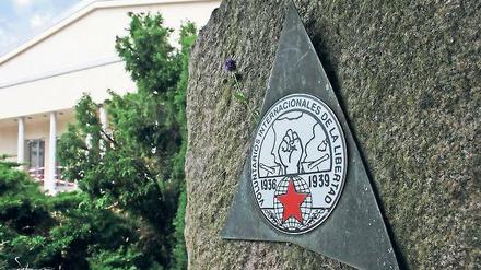 Replik aus Aluminium: Der Bund der Naziverfolgten brachte gestern diese Kopie der verschollenen Erinnerungsplakette für die Potsdamer Spanienkämpfer am Gedenkstein vor dem Treffpunkt Freizeit an. Das Original war vermutlich aus Messing.