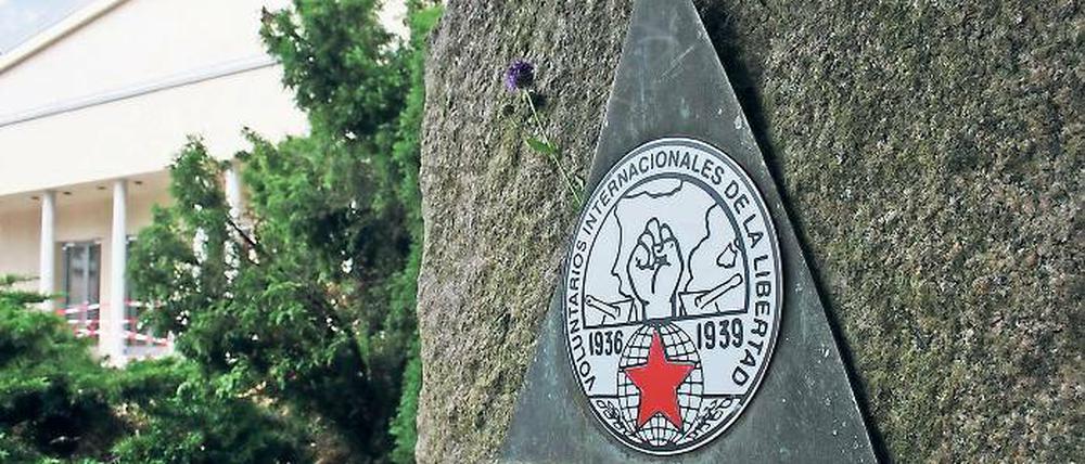 Replik aus Aluminium: Der Bund der Naziverfolgten brachte gestern diese Kopie der verschollenen Erinnerungsplakette für die Potsdamer Spanienkämpfer am Gedenkstein vor dem Treffpunkt Freizeit an. Das Original war vermutlich aus Messing.