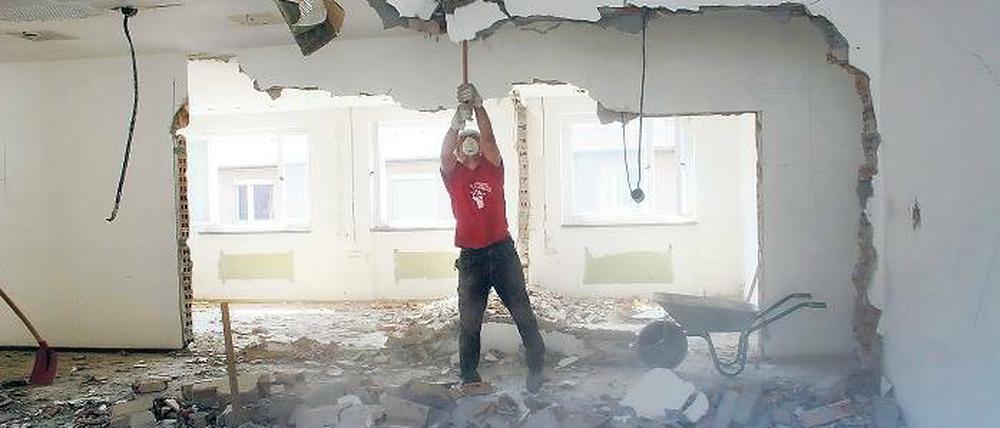 Geburtshelfer. Potsdamer Jugendliche helfen auf dem Gelände der Friedrich-Engels-Straße 22 bei Arbeiten für das neue Freiland-Jugendzentrum. Wie es aussehen soll, zeigt die untere Skizze der Projektinitiatoren.