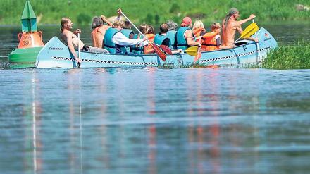 Auf Expedition. Kinder und ihre Betreuer paddeln auf der Oder bei Kienitz. Die Bootstour ist einer der Höhepunkte des Wildniscamps im Oderbruch.