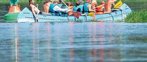 Auf Expedition. Kinder und ihre Betreuer paddeln auf der Oder bei Kienitz. Die Bootstour ist einer der Höhepunkte des Wildniscamps im Oderbruch.